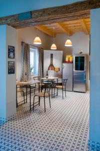 - une cuisine et une salle à manger avec une table et des chaises dans l'établissement Myrtus Borbár és Vendégház, à Tarcal