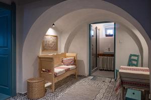 - une chambre pour enfants avec une porte voûtée menant à une salle de bains dans l'établissement Myrtus Borbár és Vendégház, à Tarcal