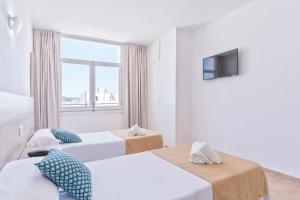 Postel nebo postele na pokoji v ubytování Suncoast Ibiza Hotel - Adults Only -