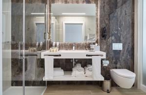 a bathroom with a toilet, sink and tub at Hotel Torre del Mar - Ibiza in Playa d'en Bossa