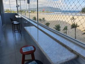 a balcony with a view of the beach at Verdadeiro pé na areia TOP in Santos