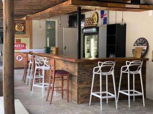 un bar con un montón de taburetes alrededor en La Moor Country Venue & Eatery, en Muldersdrift