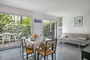 a dining room with a table and chairs at À 200m du Port de Crouesty, Maison 6 personnes in Arzon