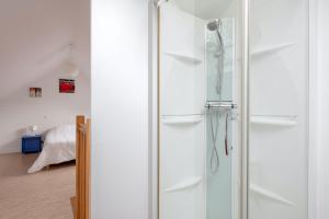 a shower with a glass door in a room at À 200m du Port de Crouesty, Maison 6 personnes in Arzon +24 photos