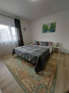 1 dormitorio con 1 cama grande y 1 alfombra en Apartment Panorama en Sarajevo