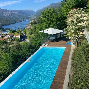 einen Pool mit Blick auf den Fluss und die Berge in der Unterkunft Alynes 2 in Ventosa