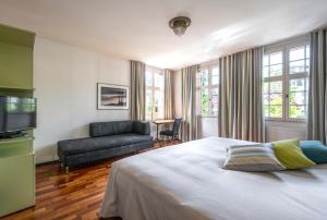 Postel nebo postele na pokoji v ubytování Hotel Hofgarten Luzern