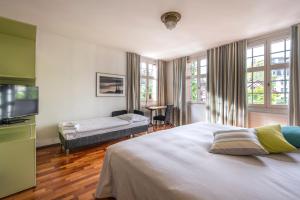 Postel nebo postele na pokoji v ubytování Hotel Hofgarten Luzern