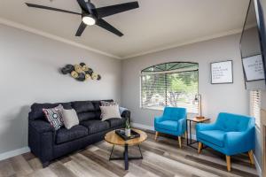 sala de estar con sofá y 2 sillas azules en Villa Captiva condo, en Scottsdale