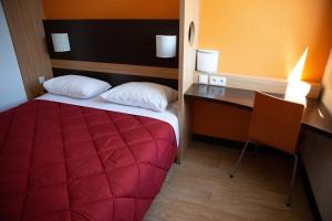 Uma cama ou camas num quarto em Premiere Classe Roissy Aéroport Charles De Gaulle