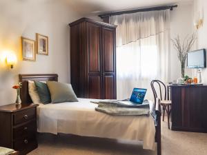 a bedroom with a bed and a desk at Hotel Da Gigi in Santo Stino di Livenza