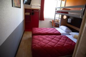 Uma cama ou camas num quarto em Premiere Classe Roissy Aéroport Charles De Gaulle
