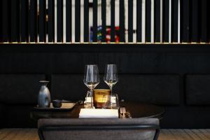 Hotel Beila في بلزن: طاولة مع كأسين من النبيذ عليها