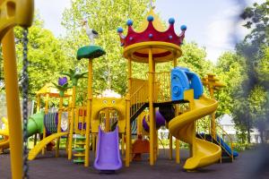 a playground with a crown on a slide at Wing Club Hotel in Jagodina