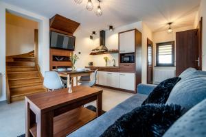 een woonkamer met een bank en een tafel bij Czeho House Domki Białka Tatrzańska in Białka Tatrzanska +20 foto's