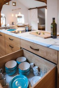 uma cozinha com pratos azuis e brancos numa gaveta em Ambiente & Comfort im historischen Anwesen em Walting