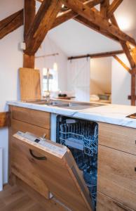 uma cozinha com uma máquina de lavar louça aberta em Ambiente & Comfort im historischen Anwesen em Walting