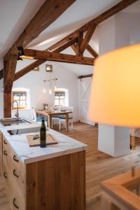 uma cozinha com pisos em madeira e uma mesa com um candeeiro em Ambiente & Comfort im historischen Anwesen em Walting