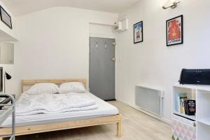 Schlafzimmer mit einem Bett mit weißer Bettwäsche in der Unterkunft Heart of Grenoble #BZ in Grenoble