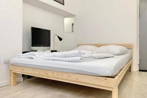 ein Schlafzimmer mit einem großen Bett und einem TV darauf in der Unterkunft Heart of Grenoble #BZ in Grenoble