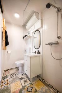 uma casa de banho com um WC, um lavatório e um espelho. em Lunela estate with sauna em Cerklje na Gorenjskem