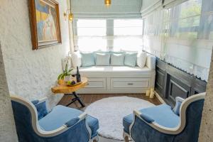 a small room with a bench and a window at PROVENCE MANSİON ALAÇATI in Alacati