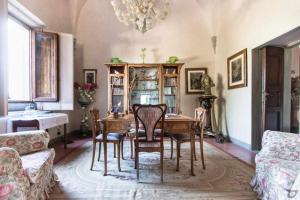 Posedenie v ubytovaní Villa privata con piscina firenze chianti