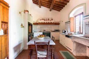 A kitchen or kitchenette at Villa privata con piscina firenze chianti