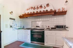 Kuchyňa alebo kuchynka v ubytovaní Villa privata con piscina firenze chianti