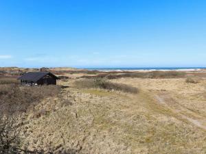una pequeña cabaña en medio del desierto en 4 person holiday home in Bindslev, en Bindslev
