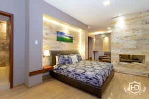 سرير أو أسرّة في غرفة في Hotel David