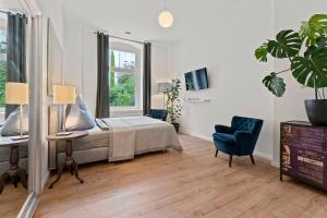 ベルリンにあるThe Weichsel - Group Flat in Central Berlin, Family-Friendly, 3BR, 2 bath rooms, 4- 6 Guestsのベッドと机と椅子のある寝室