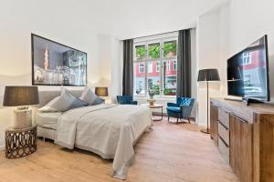 sypialnia z łóżkiem i telewizorem z płaskim ekranem w obiekcie GreatStay - Weichselstr. 6 w Berlinie