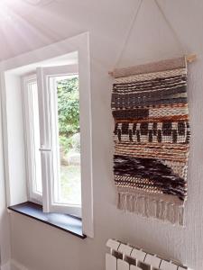 レ・ゼルビエにあるDuplex INDEPENDANT Centre villeの窓の横の壁に積み重ねられた毛布