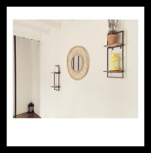 レ・ゼルビエにあるDuplex INDEPENDANT Centre villeの鏡と棚付きの部屋