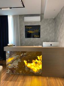 a counter with a fish tank in a room at Carpe Diem Apartments-Hotel in Sh&euml;ngjin
