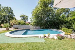 The swimming pool at or close to Colleincanto Appartamento Lina