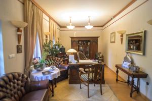 贝图夫乌兰中央Spa酒店的客厅里有一张沙发和一张桌子。