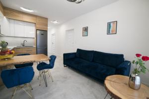 sala de estar con sofá azul y mesa en Oxygen apartament nr 1 en Mielec