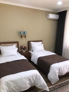 Un pat sau paturi într-o cameră la Sabrina Hotel