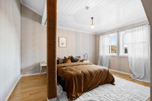 a bedroom with a large bed in a room at Utsikten in Kalvåg
