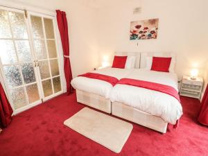 Fotografie z fotogalerie ubytování Llys Madoc, Basement Apartment v destinaci Penmaen-mawr