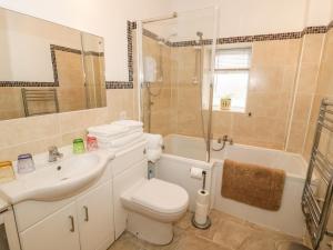 Fotografie z fotogalerie ubytování Llys Madoc, Basement Apartment v destinaci Penmaen-mawr