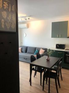 Køkken eller tekøkken på Apartament 500 bulwary Stare Miasto Apartamenty No 1