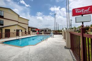 Peldbaseins naktsmītnē Red Roof Inn & Suites Mobile SW - I-10 vai tās tuvumā