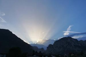 a view of the sun setting over the mountains at HAUS RUSSOLD -FEWO22 in entspannter Atmosphäre - GRÜNER SEE in Oberort