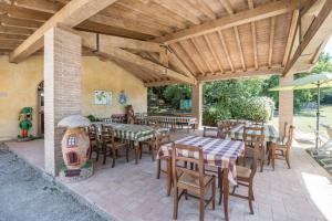 A restaurant or other place to eat at Colleincanto Appartamento Lina