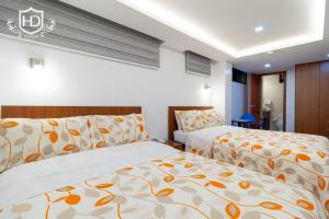 سرير أو أسرّة في غرفة في Hotel David