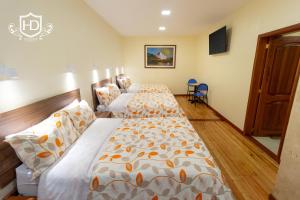 سرير أو أسرّة في غرفة في Hotel David