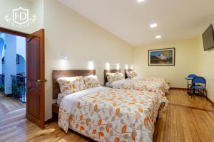 سرير أو أسرّة في غرفة في Hotel David